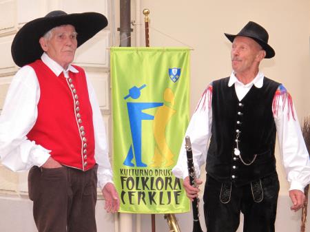 slika_ Miha in Matija sta zapela pesem Sem se oženil se kesam  